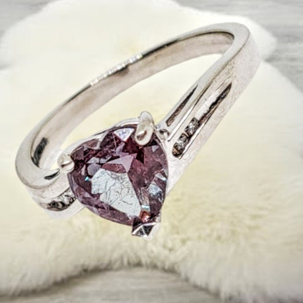 10K White Gold Heart Ring with Synthetic Color Changjng Sapphire